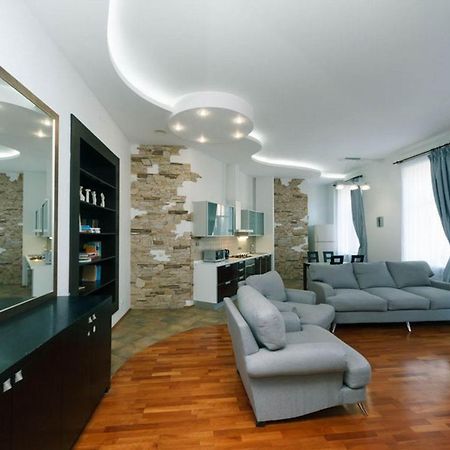Lux Near Maidan, Khreschutyk 3Br Apartment Kiev Bagian luar foto