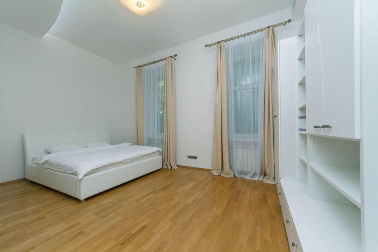 Lux Near Maidan, Khreschutyk 3Br Apartment Kiev Bagian luar foto