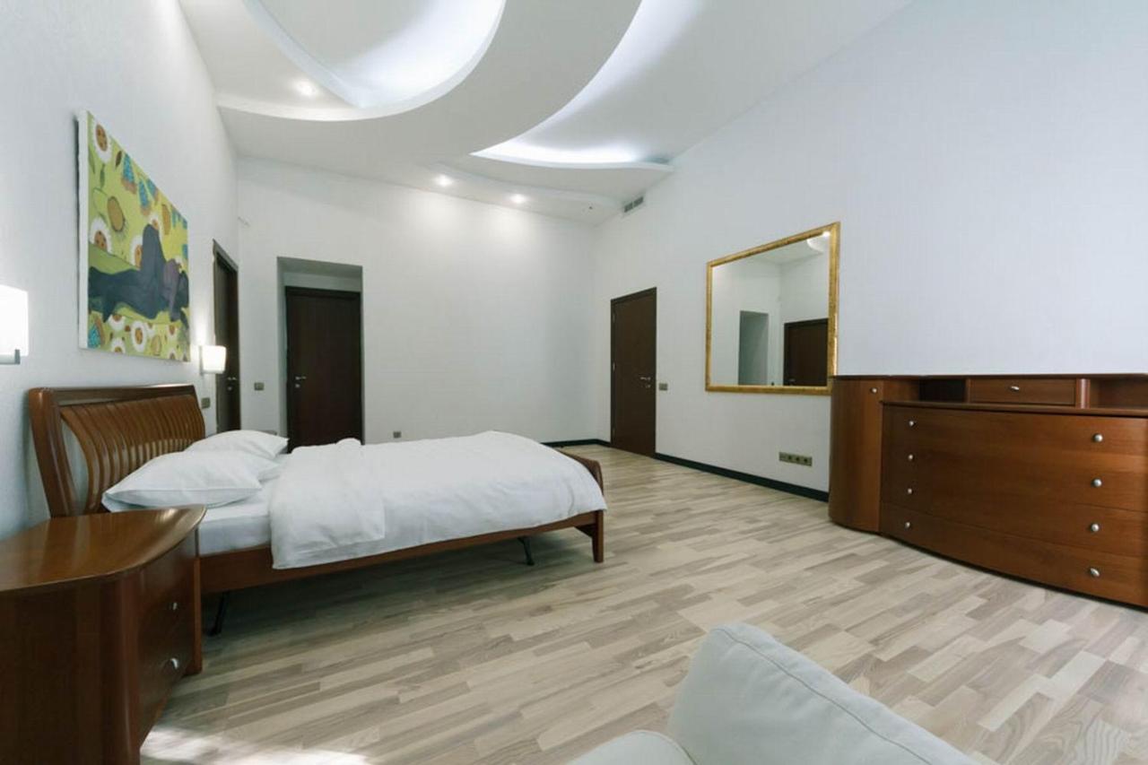 Lux Near Maidan, Khreschutyk 3Br Apartment Kiev Bagian luar foto