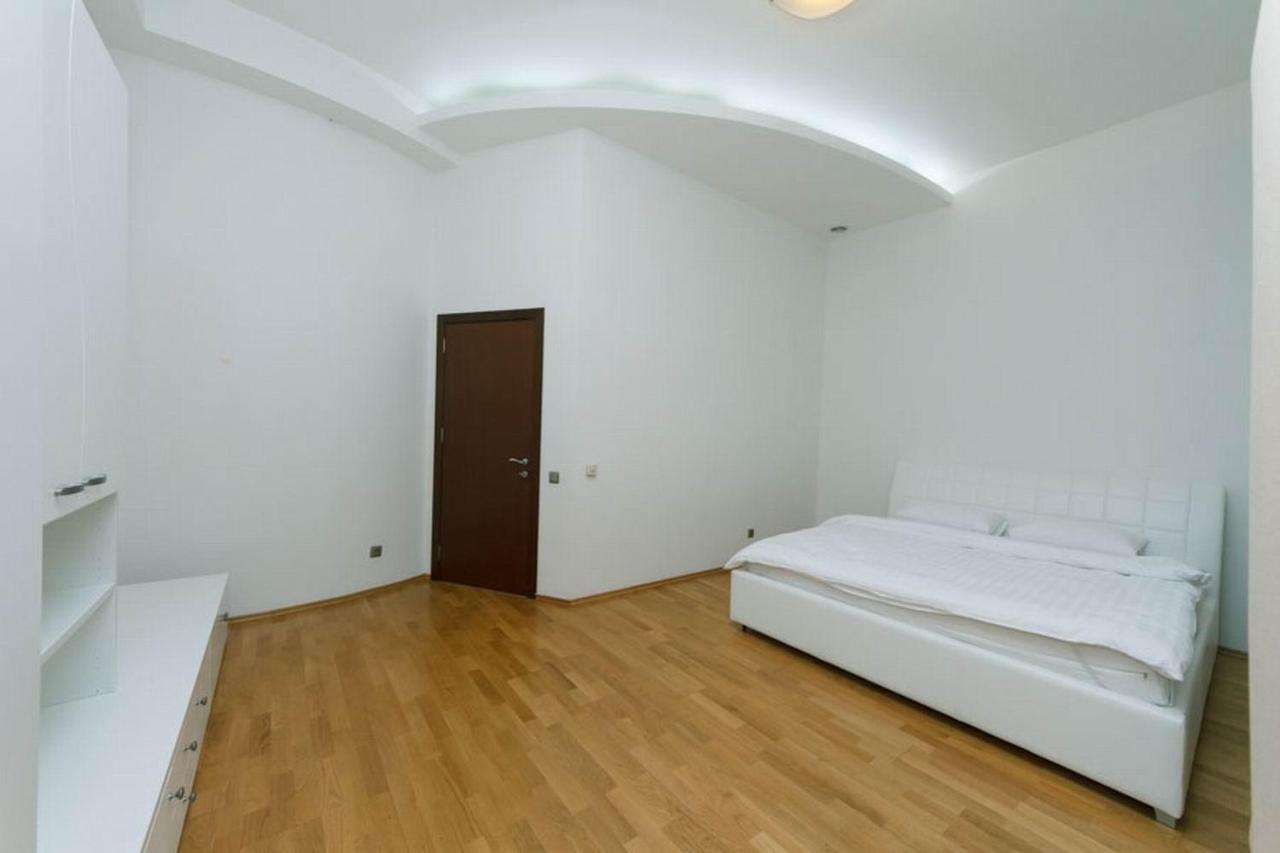 Lux Near Maidan, Khreschutyk 3Br Apartment Kiev Bagian luar foto
