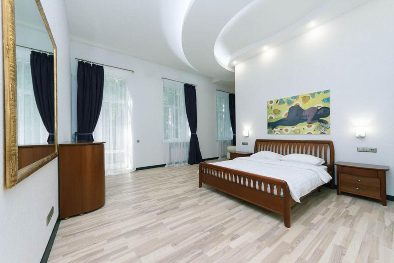 Lux Near Maidan, Khreschutyk 3Br Apartment Kiev Bagian luar foto