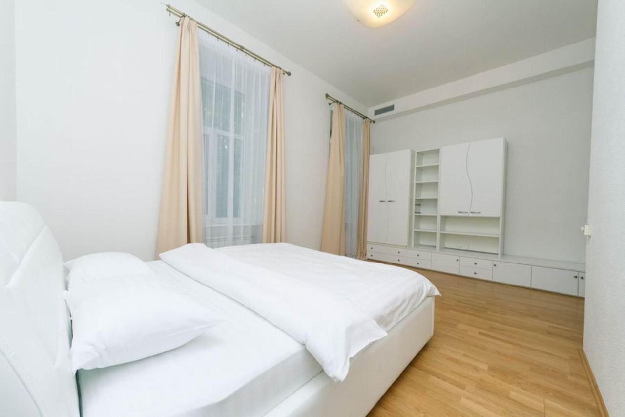 Lux Near Maidan, Khreschutyk 3Br Apartment Kiev Bagian luar foto